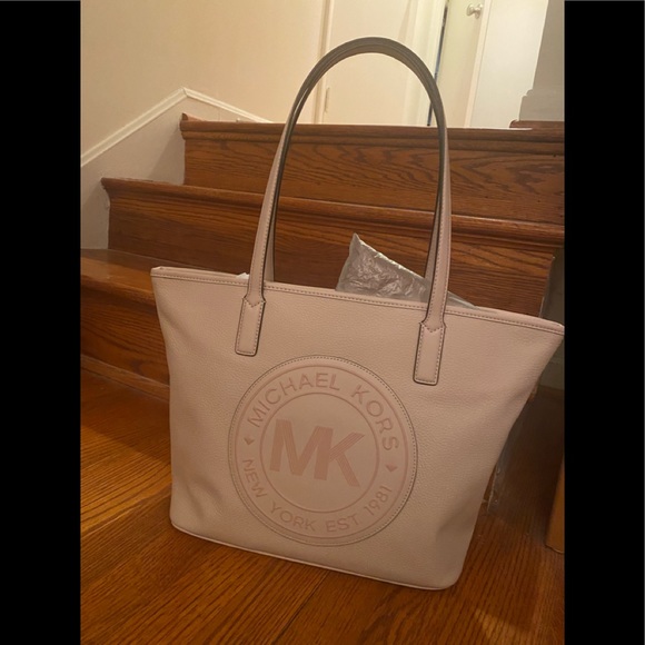 Michael Kors pale pink Tote Handbag. New w/tags, zippered top side compartments - Picture 4 of 6